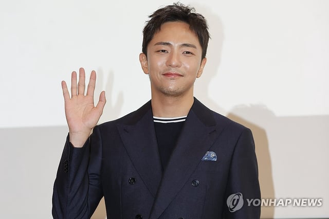 Hue Park, writer of "Maybe Happy Ending," poses for photos at a press conference marking the musical's groundbreaking achievement of six Tony awards, including Best Musical, in Seoul on June 24, 2025. (Yonhap)