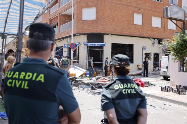 Agentes de la Guardia Civil, en el exterior del bar Casa Javi, en Lo Pagán, el día de la explosión.