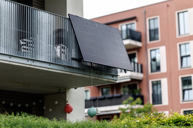 Ein Balkonkraftwerk ist am 23.05.2025 an einem Balkon von einem Wohnhaus in München (Bayern) zu sehen.