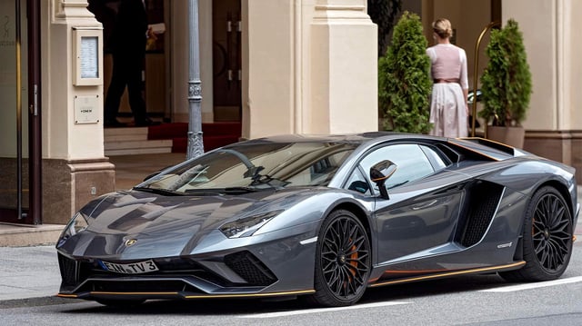 Luxusauto vor einem Münchener Nobelhotel.