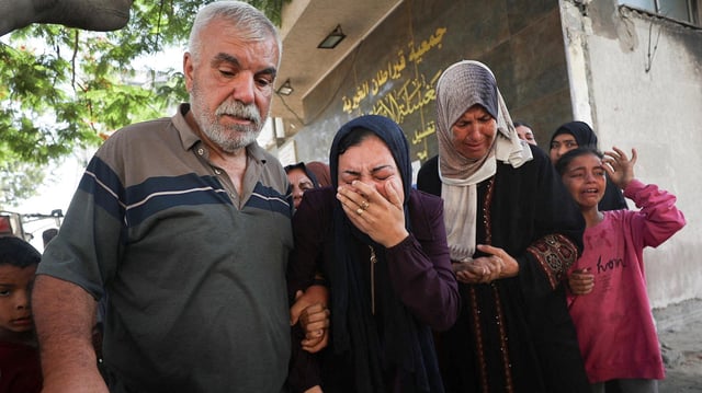Menschen im Gazastreifen trauern um bei einem Angriff Verstorbene. 