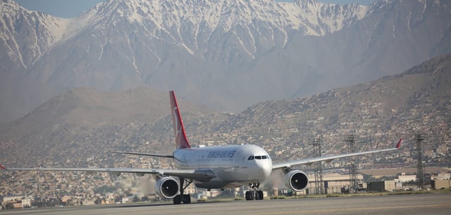 Eine Maschine von Turkish Airlines landet auf dem Flughafen in Kabul (2024)