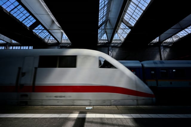 Die Bundesregierung will in der angelaufenen Legislaturperiode insgesamt 166 Milliarden Euro in die Verkehrsinfrastruktur investieren. Mit 107 Milliarden Euro sind fast zwei Drittel dieser Summe für die Schiene vorgesehen.