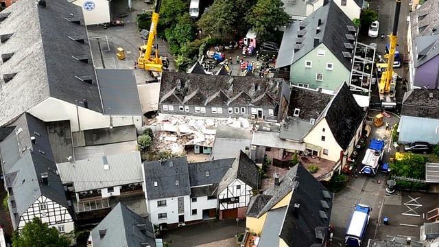 Mehr als zehn Monate nach dem Teileinsturz eines Hotels mit zwei Toten im rheinland-pfälzischen Moselort Kröv hat die Staatsanwaltschaft Trier Ermittlungen gegen einen Statiker eingeleitet.
