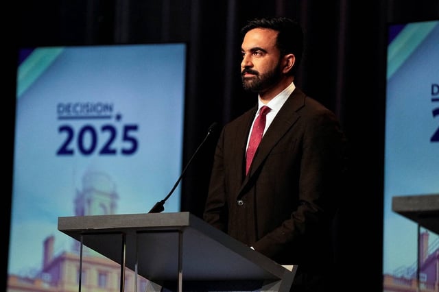Zohran Mamdani lors du débat de la primaire démocrate pour la mairie de New York, le 12 juin 2025.