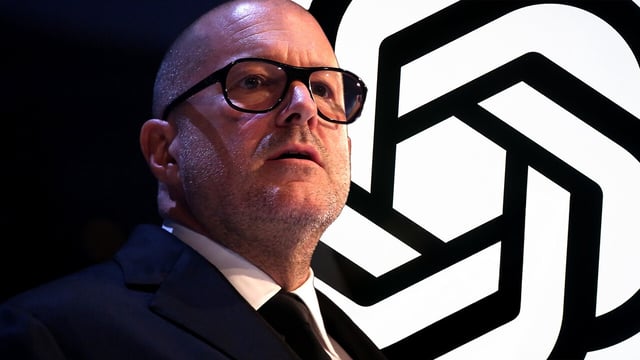 Jony Ive vor OpenAI-Logo