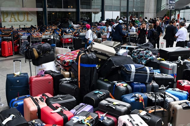 Eine geplante Abschwächung der Entschädigungsansprüche bei verspäteten Flügen stößt im Europaparlament auf Widerstand. Die Abgeordneten setzen sich zudem dafür ein, dass Passagiere einen kleinen Koffer im Handgepäck kostenfrei mitnehmen dürfen.