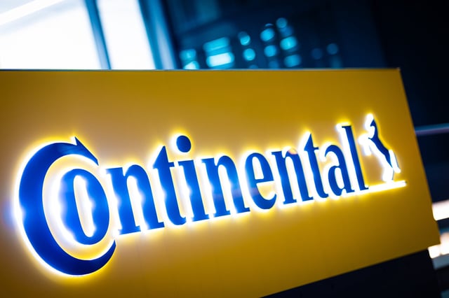 Das Logo der Continental AG leuchtet am Morgen vor der Unternehmenszentrale. Der Autozulieferer und Reifenhersteller Continental legt am 04.03.2025 seine Bilanz für 2024 vor.