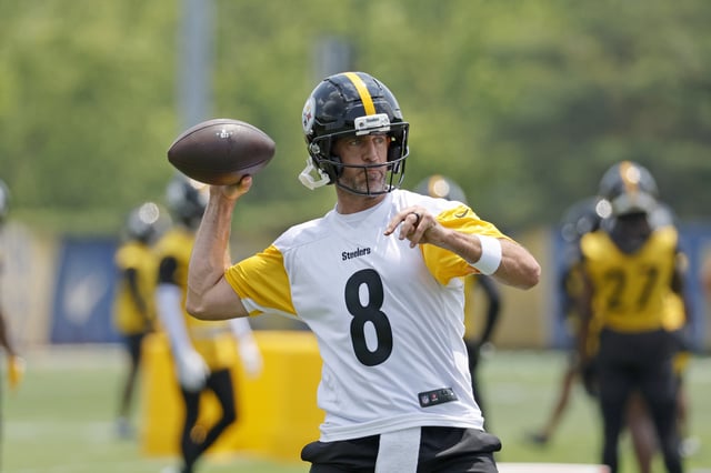 Aaron Rodgers #8 of the Pittsburgh Steelers in action during Minicamp at UPMC Rooney Sports Complex on June 10, 2025 in Pittsburgh, Pennsylvania.
