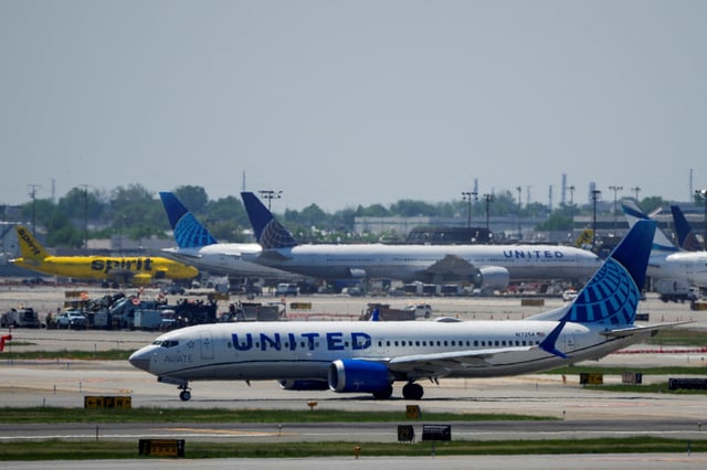 A plane taxis on the tarmac after an air traffic control outage, bringing flights to a standstill at Newark International Airport in Newark, New Jersey, U.S., May 11, 2025. REUTERS/Eduardo Munoz/File Photo