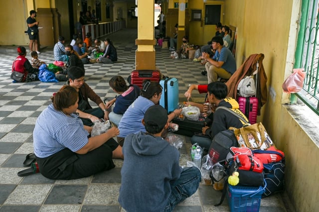 Les gens attendent de traverser le poste-frontière international fermé de Poipet entre le Cambodge et la Thaïlande, dans la ville de Poipet, au Cambodge, le 24 juin 2025