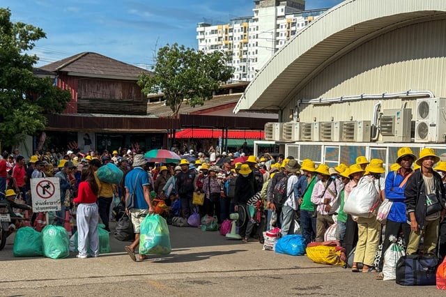 Plusieurs personnes font la queue pour traverser le point de contrôle frontalier fermé de Khlong Luek après que l’armée thaïlandaise a fermé les passages frontaliers vers le Cambodge, y compris pour les touristes., le 24 juin 2025.