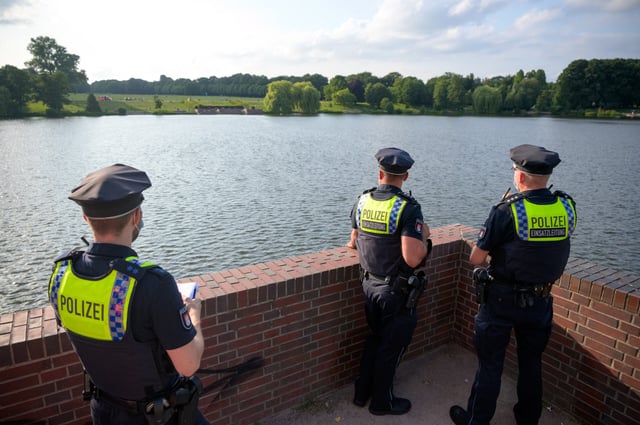 Polizisten nahmen den Mann noch in der Nähe des Stadtparksees fest. (Symbolfoto)