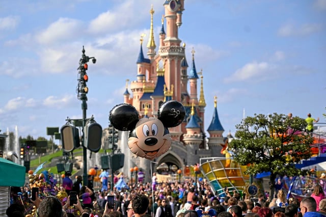 Les faits se sont déroulés au parc d’attractions Disneyland Paris le samedi 21 juin 2025.
