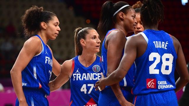 Janelle Salaün (à gauche), Romane Bernies (au centre) et les Bleues face à la Lituanie à l’Euro.