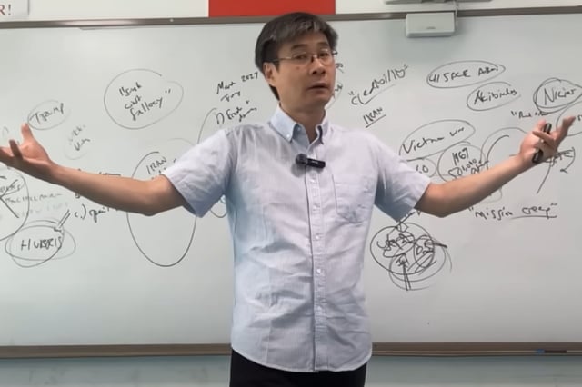 Historian Jiang Xueqin lectures on U.S. foreign policy and the strategic risks of a potential war with Iran during a 2024 classroom session that has since gone viral online.