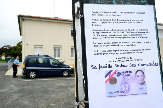 Un livre hommage devant la gendarmerie de L'Aiguillon, le 6 juillet 2020, à la mémoire de la défunte gendarme Mélanie Lemee, mortellement heurtée par une voiture à un poste de contrôle militaire à Port Sainte-Marie, près d'Agen