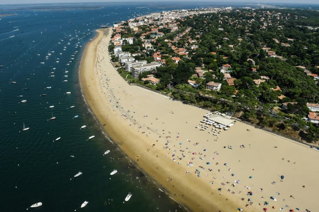Vue aérienne du rivage du bassin d'Arcachon, le 4 août 2018 à Arcachon, en Gironde