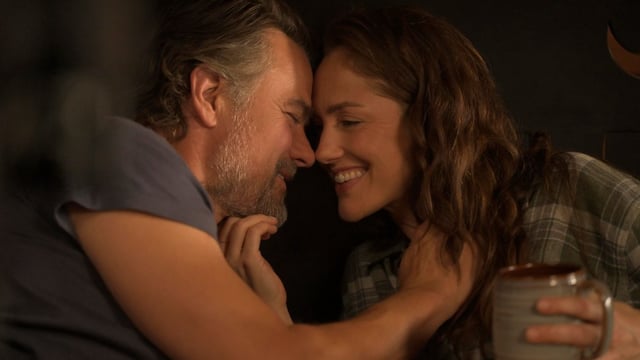 RANSOM CANYON. (L to R) Josh Duhamel as Staten and Minka Kelly as Quinn in Episode 109 of Ransom Canyon. Cr. ANNA KOORIS/Netflix © 2024