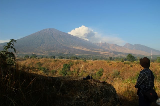 Un volcan sur l'île de Lombok, dans le centre de l'Indonésie, le 10 novembre 2015