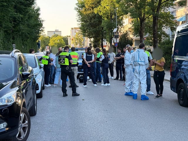 Neufahrn bei Freising: Polizisten und Beamte der Spurensicherung stehen am Tatort zusammen.