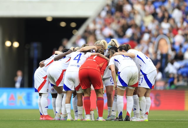Soccer Football - Women's Champions League - Semi Final - Second Leg - Olympique Lyonnais v Arsenal - Groupama Stadium, Lyon, France - April 27, 2025 Olympique Lyonnais' players huddle REUTERS/Manon Cruz