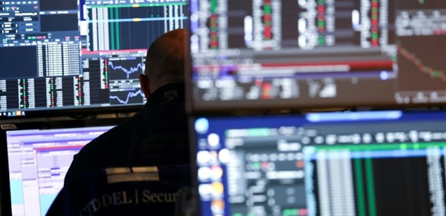 Un opérateur à la Bourse de New York, le 23 juin 2025