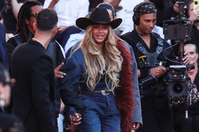 Beyonce and Jay-Z attend the Louis Vuitton Menswear Spring/Summer 2026 collection show during Men's Fashion Week in Paris, France, June 24, 2025. REUTERS/Gonzalo Fuentes