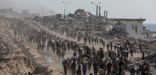 Palästinenser tragen Lebensmittelpakete der Gaza Humanitarian Foundation (GHF)