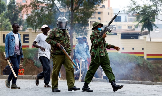Pro-government counter-protesters and riot police officers disperse people protesting over the death of Kenyan blogger Albert Ojwang in police custody, in downtown Nairobi, Kenya June 17, 2025. REUTERS/Thomas Mukoya/File Photo