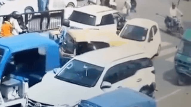 Cop slaps Lt Colonel in Lucknow