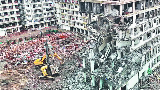 Thane, India - June -24, 2025: Thane Municipal corporation took action Tuesday at Shill area khan compound Mumbra on the building ordered by the court. The work of demolishing the partially demolished building started on Tuesday. ,in Thane,in Mumbai, India, on, Tuesday, June -24, 2025. ( Praful Gangurde / HT Photo )