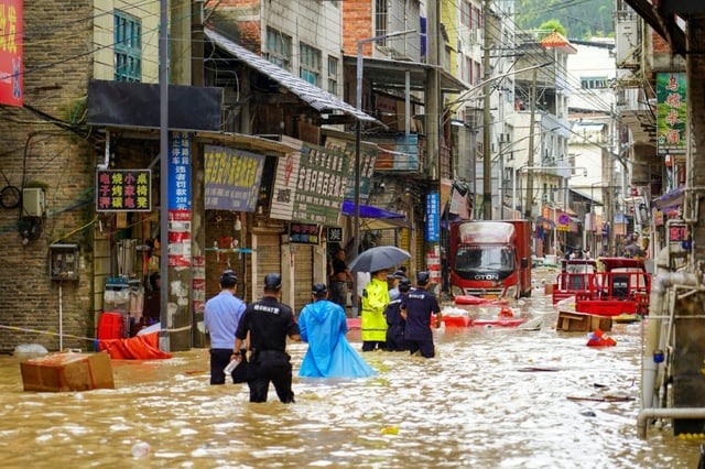 Des secouristes dans une rue inondée à Congjiang, dans la province de Guizhou au sud-ouest de la Chine, le 24 juin 2025