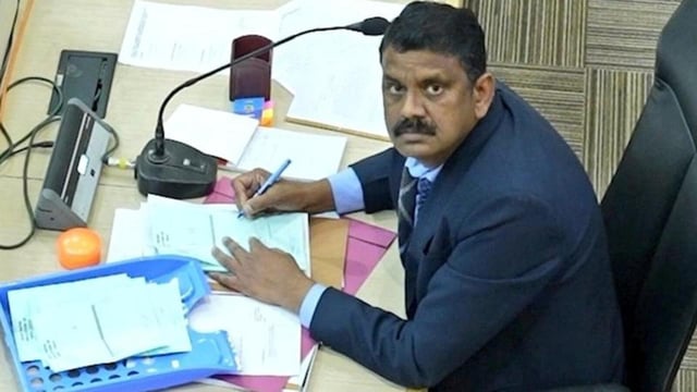 In the 2024 mayoral elections, then presiding officer Anil Masih, a nominated councillor in the MC, was caught on camera invalidating eight votes cast in favour of AAP-Congress alliance candidate Kuldeep Kumar Dhalor, in an apparent attempt to secure victory for the BJP’s Manoj Sonkar. (HT File)