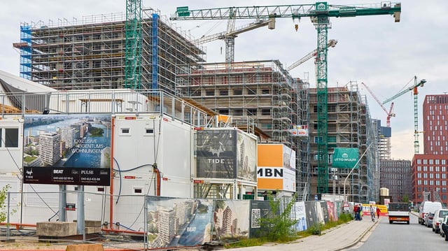 Blick auf eine Baustelle in der Hamburger Hafencity bei den Elbbrücken.