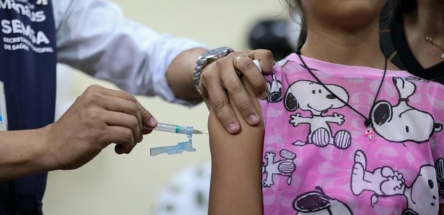 Une enfant reçoit une dose de vaccin contre la dengue à Manaus, dans l'Etat d'Amazonas, au Brésil, le 22 février 2024