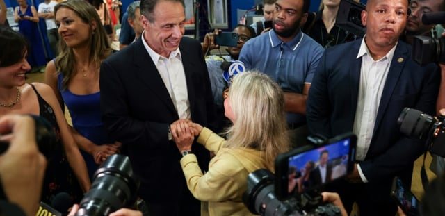 Le candidat à primaire démocrate de la mairie de New York Andrew Cuomo lors de son vote dans un lycée de New York, le 24 juin 2025