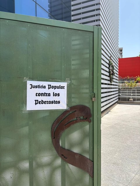 Cartel de protesta en los acceso al colegio de Corazonistas en Zaragoza.