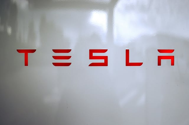Der US-Elektroautohersteller Tesla hat in Europa im Mai erneut ein Minus bei den Verkäufen verzeichnet. Das Unternehmen verkaufte im Vergleich zum Vorjahresmonat 40,5 Prozent weniger Autos in der EU, wie der europäische Herstellerverband Acea mitteilte.