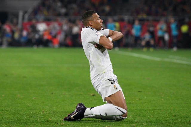 Kylian Mbappé célèbre son but lors de la finale de la Coupe d'Espagne, entre le FC Barcelone et le Real Madrid CF au stade La Cartuja à Séville le 26 avril 2025.