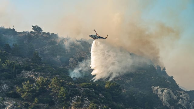 Ein Löschhubschrauber im Einsatz bei einem Waldbrand auf der Insel Chios.