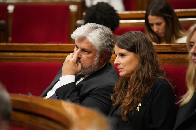 El president de Junts en el Parlament, Albert Batet, junto a la portavoz del grupo, Mònica Sales