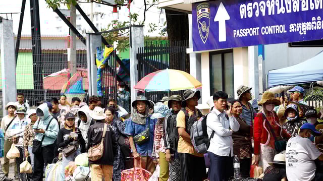 Kambodschaner warten am Kontrollpunkt "Ban Khlong Luek" und hoffen darauf, die Grenze überqueren zu können.