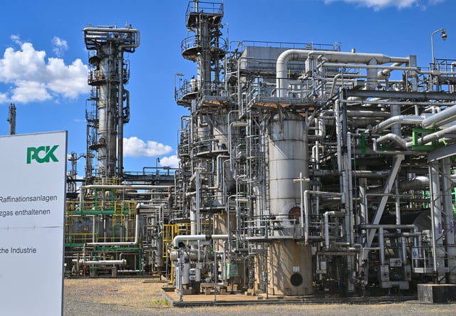 Technische Anlagen zur Rohölverarbeitung auf dem Gelände der PCK-Raffinerie GmbH. Die Raffinerie in Schwedt in der Uckermark im Nordosten von Brandenburg versorgt große Teile des Nordostens Deutschlands mit Treibstoff.