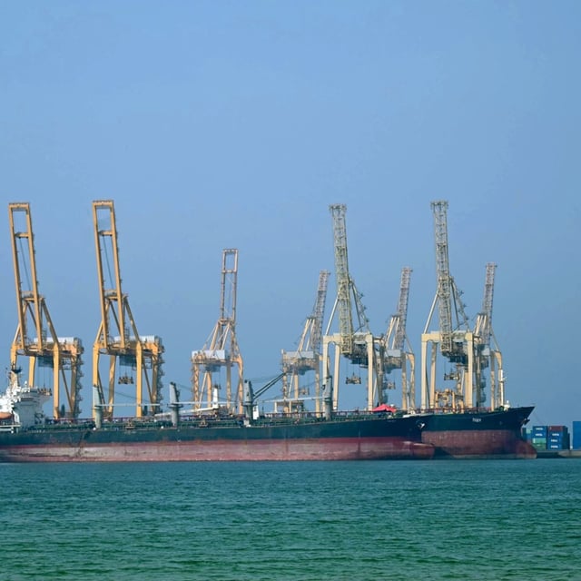 Tanker sind am Khor Fakkan Container Terminal zu sehen, dem einzigen natürlichen Tiefseehafen in der Region und einem der wichtigsten Containerhäfen im Emirat Sharjah entlang der Straße von Hormuz, einer Wasserstraße, durch die ein Fünftel der weltweiten Ölproduktion fließt.