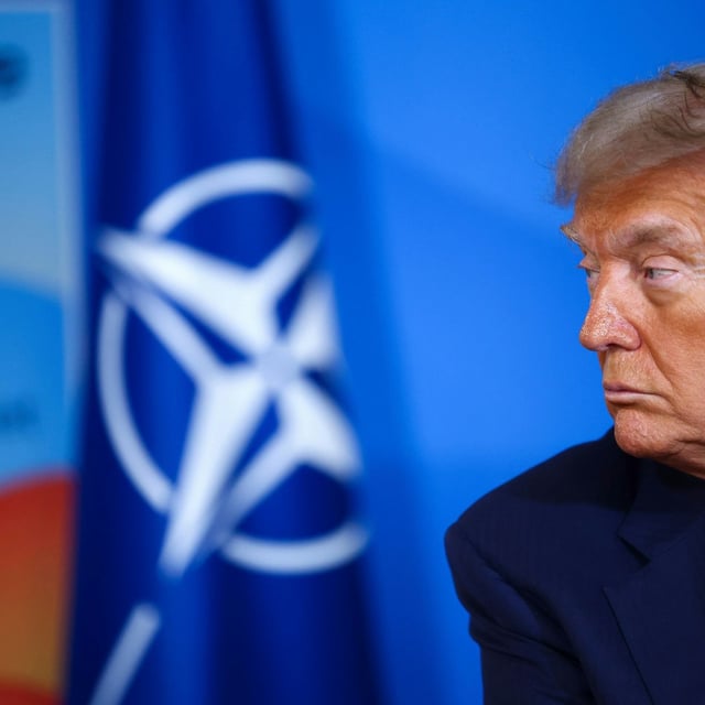 US-Präsident Donald Trump spricht während eines Treffens mit Nato-Generalsekretär Rutte bei seiner Ankunft zum Nato-Gipfel.