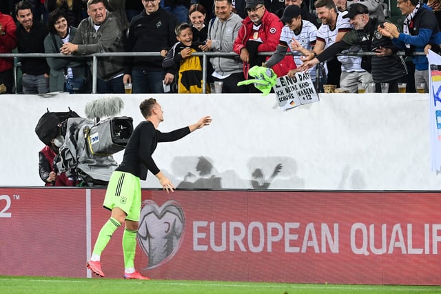 Beliebt, auch wenn er wenig für Deutschland spielte: Bernd Leno überreicht am 2. September 2021 sein Trikot an einen Fan