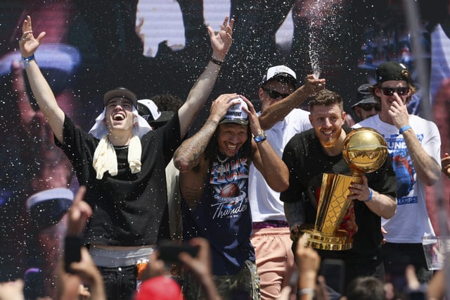 Die Spieler der Oklahoma City Thunder mit Isaiah Hartenstein (r.) feiern die NBA-Basketballmeisterschaft.