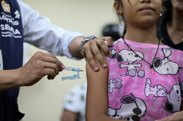Une enfant reçoit une dose de vaccin contre la dengue à Manaus, dans l'Etat d'Amazonas, au Brésil, le 22 février 2024