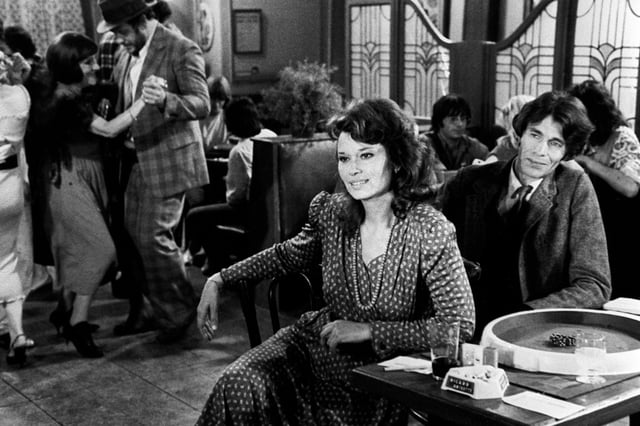 L'actrice italienne Lea Massari et l'acteur français Laurent Terzieff (droite) sur le plateau du film "La flambeuse",  le 3 octobre 1980, à Paris